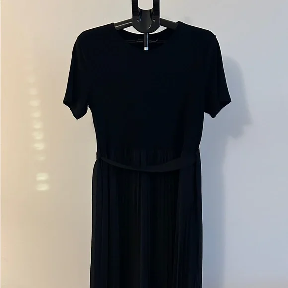 Elegant Black Midi Dress - Picture 1 of 5